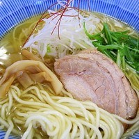「淡麗鶏塩そば　700円」@塩つけ麺 灯花の写真