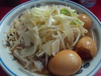「小ラーメン(ニンニク少し)+割れ玉3個650円+90円」@麺屋 桐龍の写真