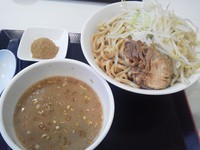 「つけ麺　大盛り　魚粉トッピング（８８０円＋５０円）」@ジャンクガレッジ 甲府昭和店の写真