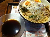 「炙り地鶏の冷やしつけ麺 (800円) (+半熟玉子)」@麺道 しゅはり 六甲道本店の写真