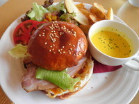 「安養寺ラーメンバーガーのプレート　９８０円（税抜）」@ベーカリーテラス ポアンの写真