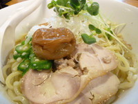 「【夏のおすすめ限定】沖縄の塩冷しそば＋南高梅増し」@中華そば 田家 本店の写真