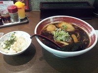 「ブラックラーメン大盛り(930円)」@富山ブラック 麺家いろは 池袋店の写真