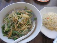 「青椒肉絲麺と半炒飯のセット（５７７円）」@中華料理 谷記 錦糸町南口店の写真