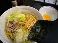 「汁なし 500円（通常750円）＋生卵 50円」@麺や 田なべの写真