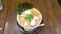 「特製背油煮干しラーメン」@肉煮干中華そば さいころ ワンズモール内ラーメン劇場店の写真