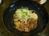 「汁なし和え麺+白ごはん+とろ旨ラフティー」@新潟進化系ラーメン 俺たち越後や! 新宿御苑店の写真