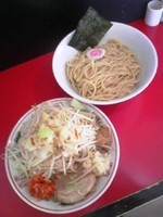 「つけ麺（ヤサイ・ニンニク・辛たま・魚粉）７５０円」@用心棒 本号の写真