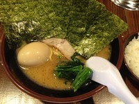 「味玉らーめん＋小ライス（￥750＋サービス）」@一豚の写真