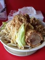 「ラーメン（中）野菜、アブラ増し、魚粉」@ジャンクガレッジ 北浦和店の写真