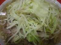 「ラーメン（６５０円）・麺少なめ」@ラーメン二郎 神田神保町店の写真