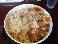 「自然洞スペシャル 黒 （大盛、味玉、野菜増し）」@自然洞 麺舗 西口店の写真