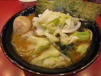 「中盛ラーメン（かため）＋味付玉子＋キャベツ」@家系総本山 ラーメン吉村家の写真