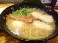 「濃厚とんこつラーメン味玉入（780円）＋小ライス（サービス）」@濃厚とんこつらーめん オハナ堂の写真