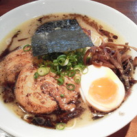 「【限定】とんこつらぁめん(黒、バラ)￥630」@喜元門 本店の写真
