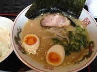 「味玉らーめん＋ライス（￥700＋サービス）」@飯や まるはげ/めん家 大安の写真