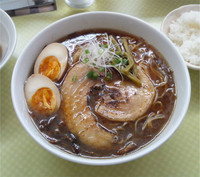 「源醤らぁ麺＋味玉　６８０円」@麺や金時の写真