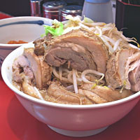 「豚ダブル（麺少なめ、ヤサイ半分増し、辛たま）」@用心棒 本号の写真