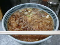 「かけそば（２８０円）たぬきサービス」@そばうどん 松本の写真