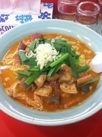 「ぴり辛もつ煮込みラーメン（大盛り）」@麺屋まる勝 馬橋店の写真