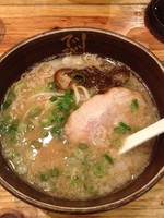 「豚骨醤油ラーメン」@でびっと 桜新町サザエさん通り店の写真