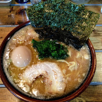 「濃厚豚骨醤油ラーメン（並）＋とろ〜り味玉」@麺童 虎徹の写真
