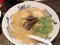 「博多とんこつらーめん＋味玉」@博多ラーメン 四神 有楽町店の写真
