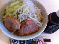 「らーめん(やさい多め・あぶら多め)+黒烏龍茶」@らーめん 陸 尾山台店の写真