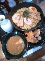 「つけ麺８００円+からあげ３個(ｵｰﾌﾟﾝｻｰﾋﾞｽ)」@天栄水らーめん 我道 東京本店の写真