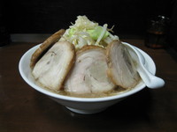 「豚入り（ニンニク）：800円」@ラーメン アタゴロウの写真