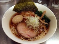 「鶏と魚介の芳醇味玉醤油ラーメン」@麺処 ほん田 東京駅一番街店の写真