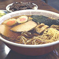 「ラーメンと しょう肉めし800円＋ブドー酒（白）300円」@三角屋の写真