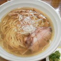 「【８月限定】ｵﾏｰﾙ海老のｺﾝｿﾒﾗｰﾒﾝ(塩)￥1000」@はりけんラーメンの写真