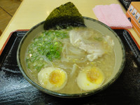 「にんたま醤油ラーメン」@にんたまラーメン ゆにろーず 大阪トラックステーション店の写真