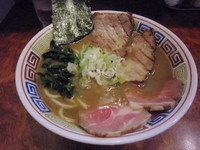 「豚骨醤油ラーメン（中）＋特選炙りチャーシュー」@つけ麺 目黒屋の写真
