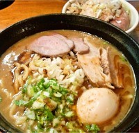 「濃厚魚介豚骨エビ風味＋チャーシュー丼＋餃子」@はりけんラーメンの写真