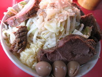 「小豚増しラーメン￥７５０＋味付うずら￥１００」@ラーメン二郎 大宮店の写真