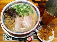 「元祖博多ラーメン零ZERO（バリカタ）+レモンサワー」@博多一風堂 五反田店の写真