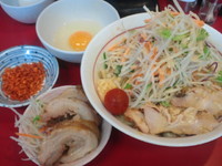 「豚冷やし＋ひんやり生たまご(ニンニク・辛揚げ)」@千里眼の写真