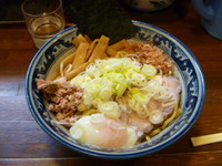 「温玉油そば　（普通盛）　８５０円」@兎に角 松戸店の写真