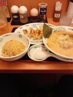 「豚骨ラーメン味玉入り半チャーハン餃子セット　生ビール」@日高屋 二俣川南口店の写真