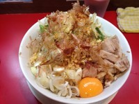 「まぜそば（冷やし）７８０円　鰹節＋ニンニク＋ヤサイチョイ増し」@用心棒の写真