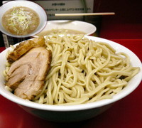 「チョイ麺マシ　大ラーメン 750円 + つけ 50円」@ラーメン二郎 湘南藤沢店の写真