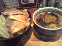 「灼熱＋チャーシュウ３枚　（1080円）」@つけ麺専門店 三田製麺所 新橋店の写真