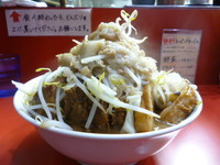 「小豚入りラーメン（ヤサイチョイ、ニンニク、アブラ、タマネギ）」@麺屋 桐龍の写真