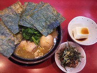 「ラーメン並　味玉　のり　冷奴　ﾁｬｰｼｭｰそぼろ【800円】」@環2家の写真