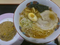 「醤油ラーメン 半チャーハンセット ￥800」@安達太良SA・上り フードコートの写真