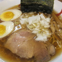 「醤油ラーメン（６００円）＋味玉（１００円）」@ら～めん 熊八の写真