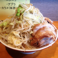 「小ラーメン豚入り￥７５０（野菜・ニンニクちょい増し・カラメ）」@豚星。の写真