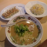 「サービス定食(ラーメン＋餃子＋チャーハン)」@天下一品 池袋西口店の写真